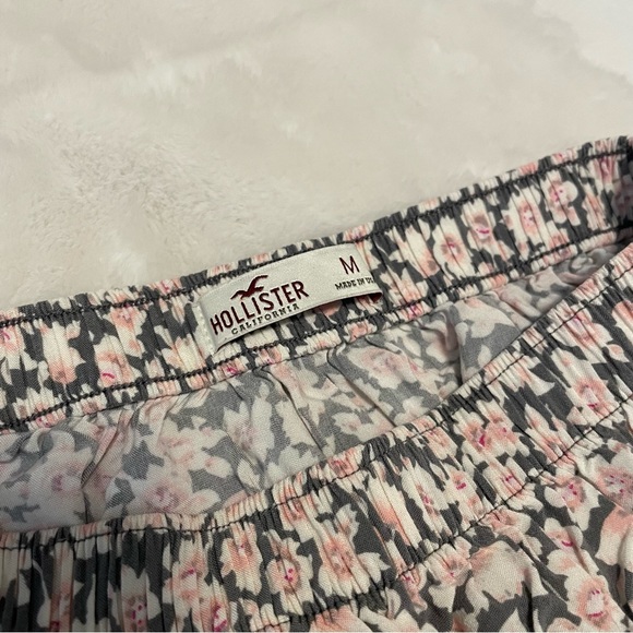 ✨2/$10✨ Hollister Grey & Pink Floral Print Mini Skirt - Picture 3 of 3